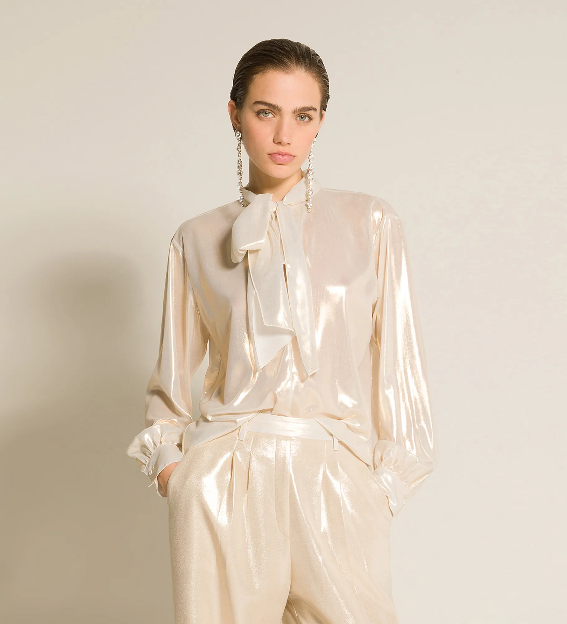 forte_forte Chemises^la chemise avec nœud en georgette laminée light gold