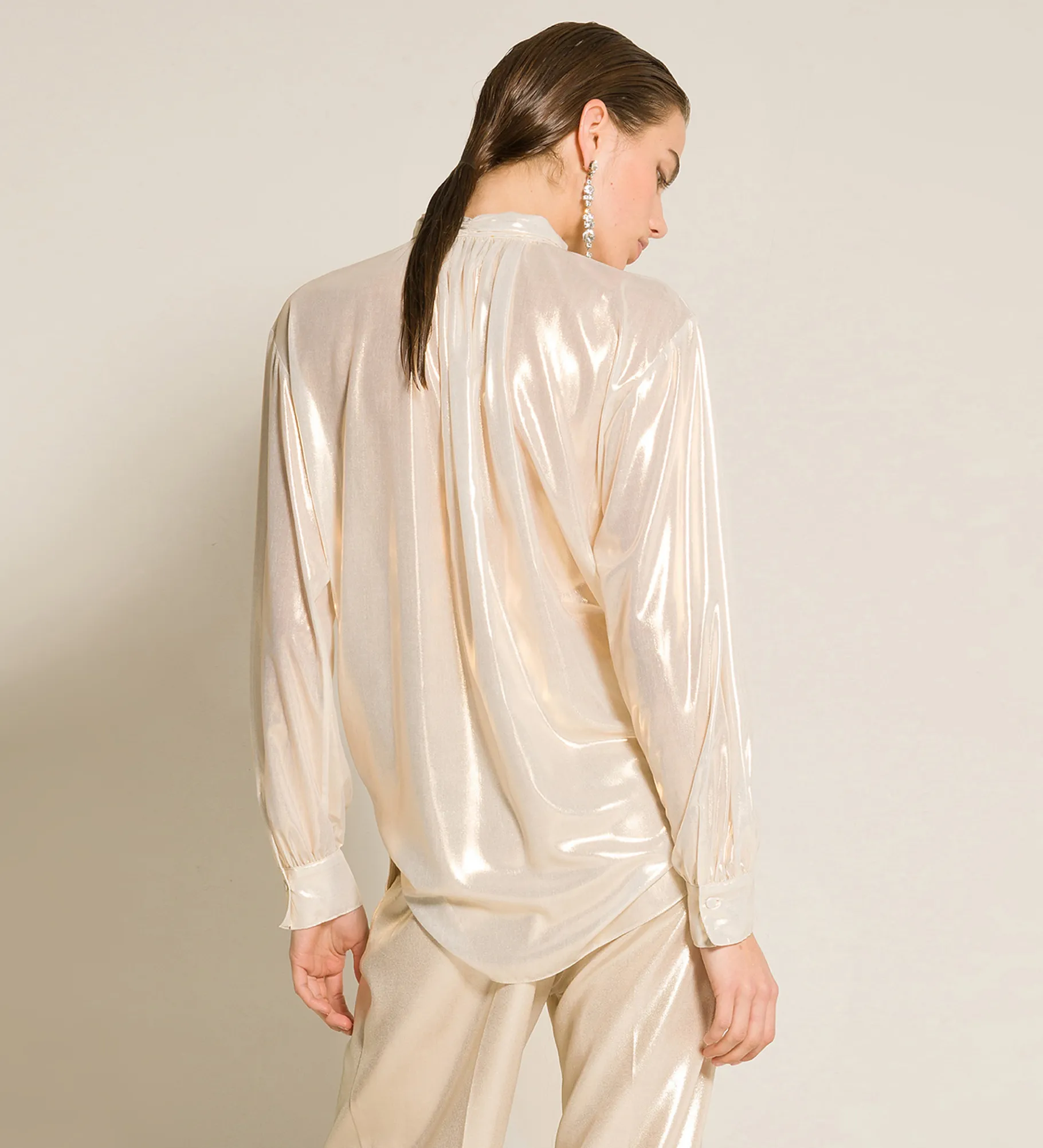forte_forte Chemises^la chemise avec nœud en georgette laminée light gold