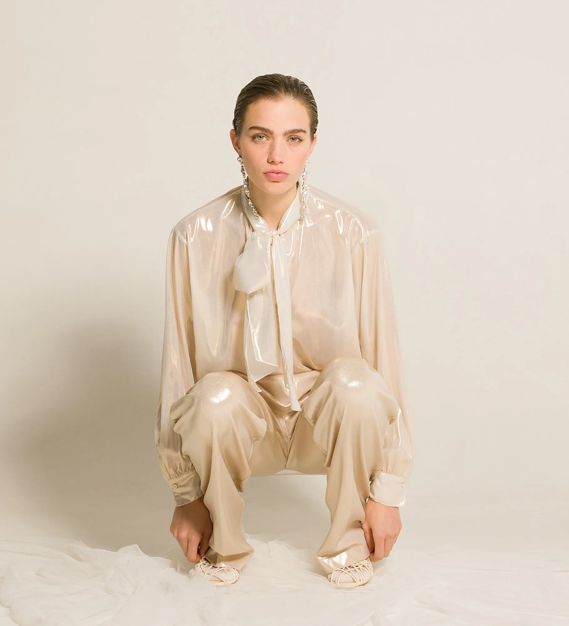 forte_forte Chemises^la chemise avec nœud en georgette laminée light gold